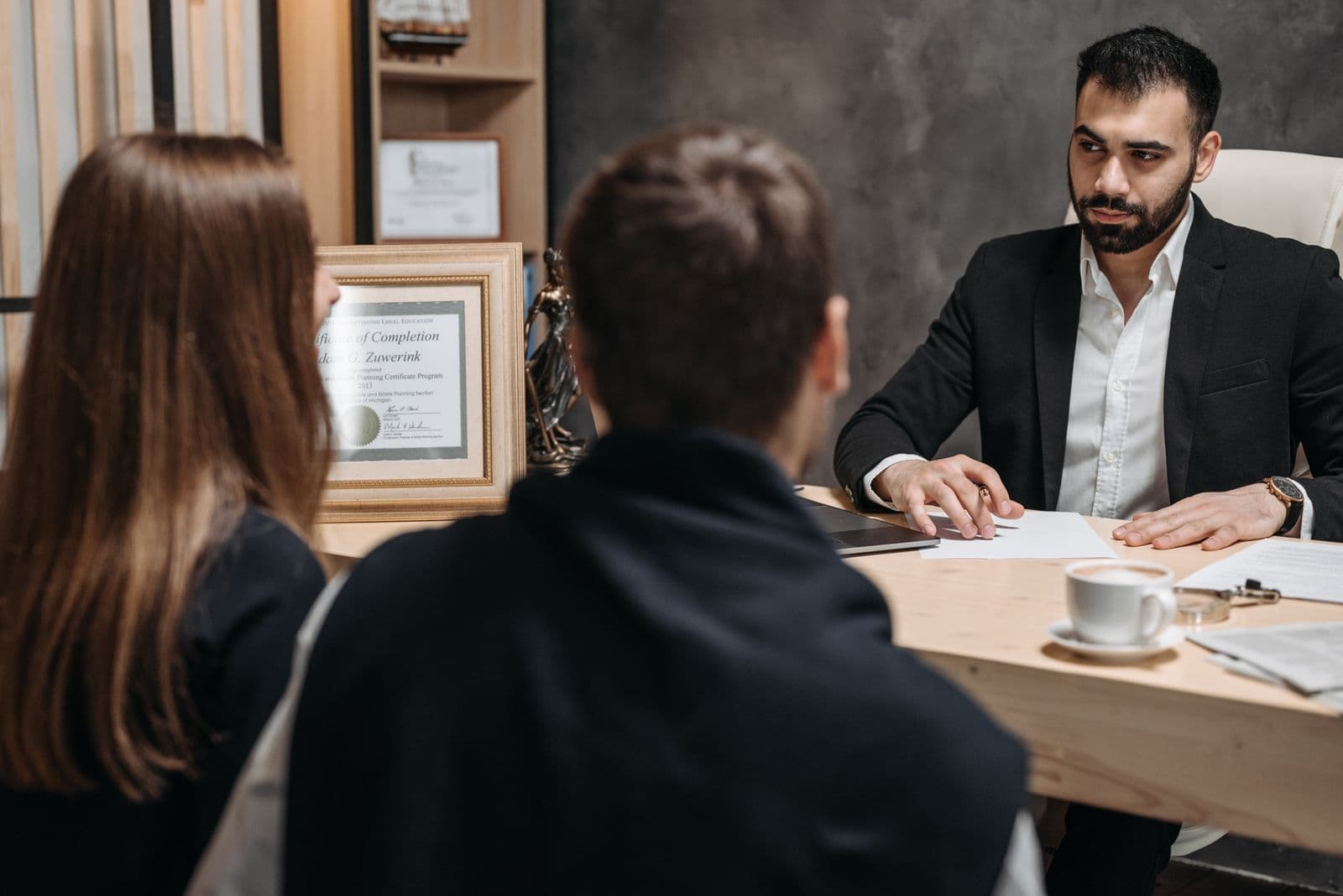 Advogado em atendimento a clientes em escritório moderno
