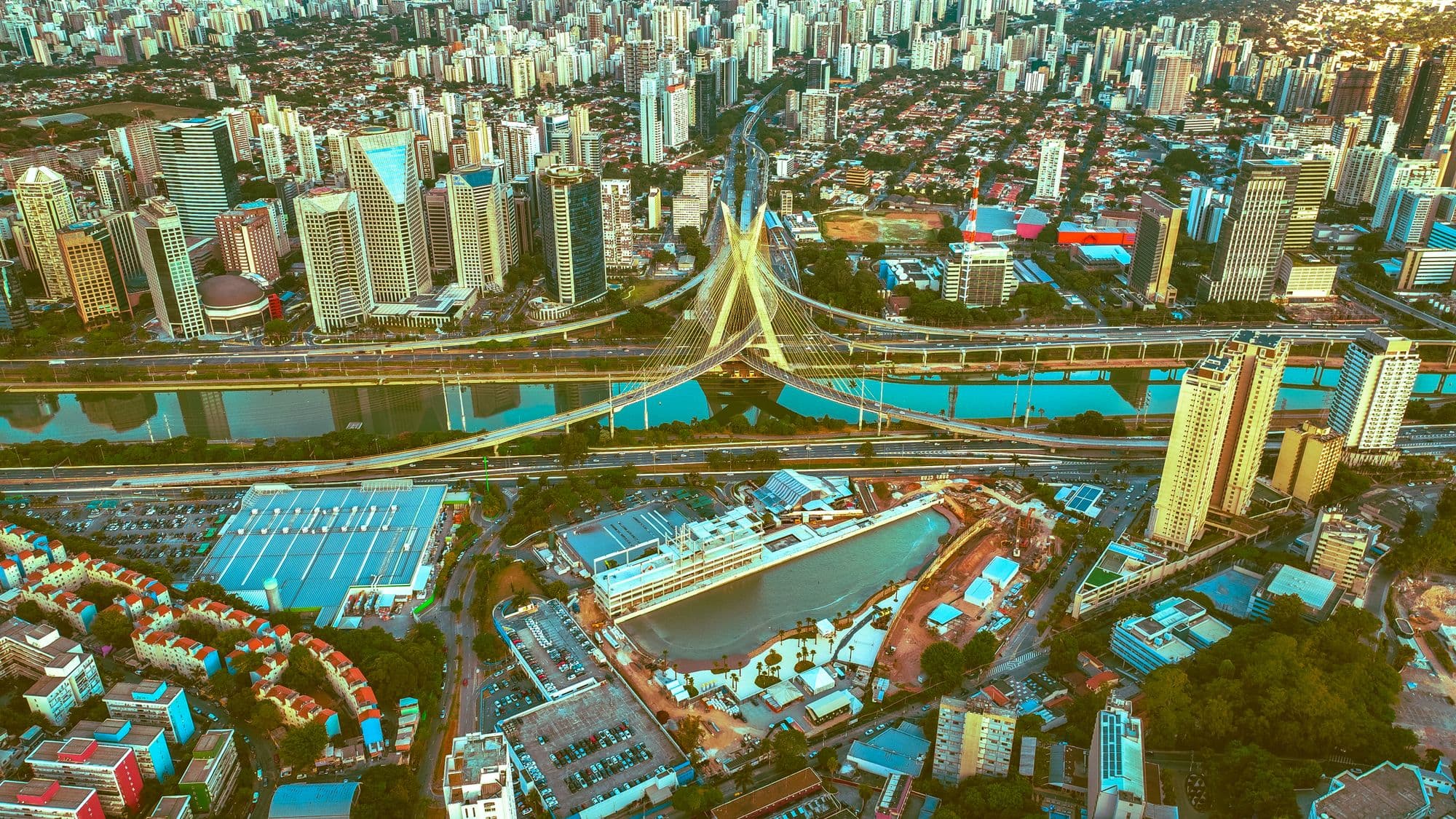 Vista aérea da Ponte Estaiada e do skyline de São Paulo